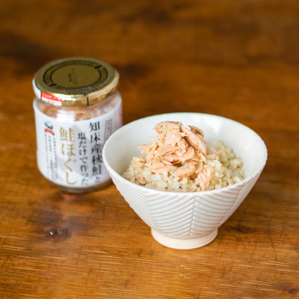 知床産秋鮭と塩だけで作った鮭ほぐし　寝かせ玄米公式販売　–　結わえるオンラインストア本店
